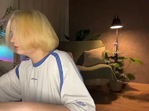 Snapshot of MoonIvy_ chatting on April 2026 07:16:01 PM MoonIvy online show from April 2026 07:16:01 PM