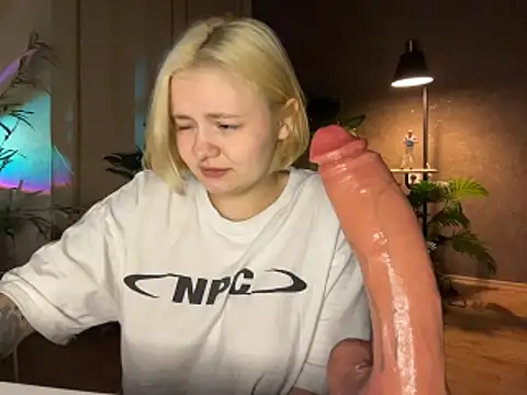 Snapshot of MoonIvy_ chatting on April 2026 06:32:01 PM MoonIvy online show from April 2026 06:32:01 PM