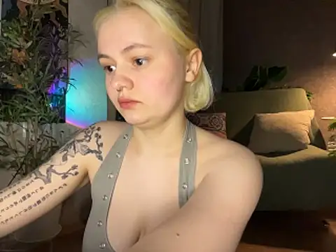 Snapshot of MoonIvy_ chatting on May 2026 07:22:02 PM MoonIvy online show from May 2026 07:22:02 PM