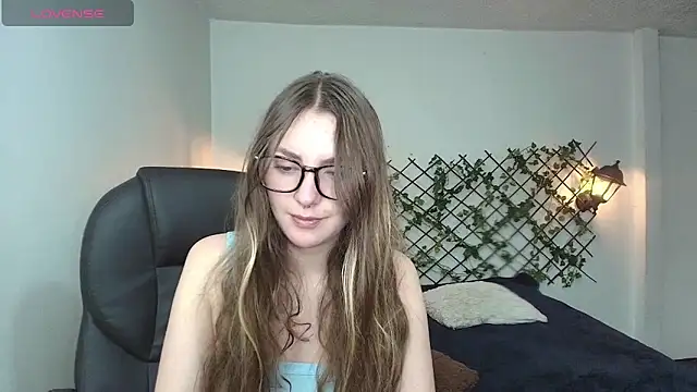Snapshot of velvet__moon chatting on March 2026 12:26:01 AM velvet moon online show from March 2026 12:26:01 AM