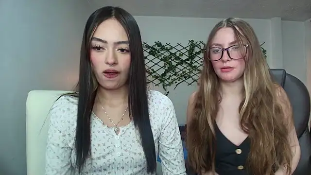 Snapshot of velvet__moon chatting on April 2026 01:05:02 AM velvet moon online show from April 2026 01:05:02 AM
