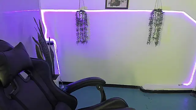 Angie lynn online show from December 2025 04:25:01 PM