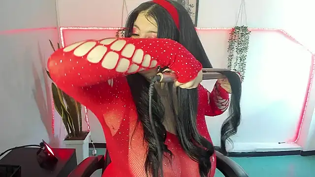 Angie lynn online show from December 2025 06:45:01 PM