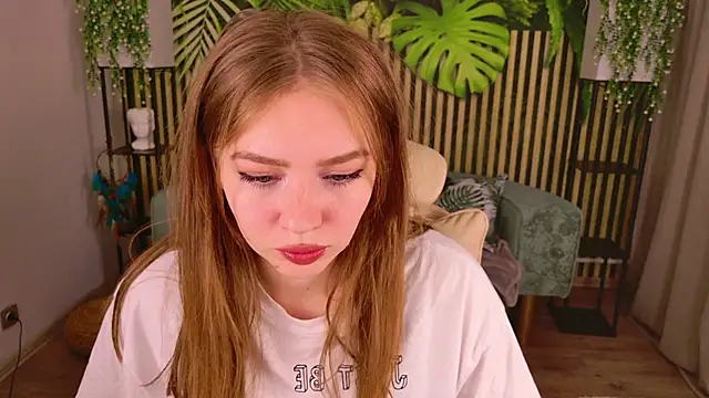 Moon  Bunny online show from September 2025 04:17:01 PM