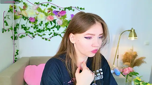 Snapshot of Moon__Bunny chatting on March 2026 02:45:01 PM Moon Bunny online show from March 2026 02:45:01 PM