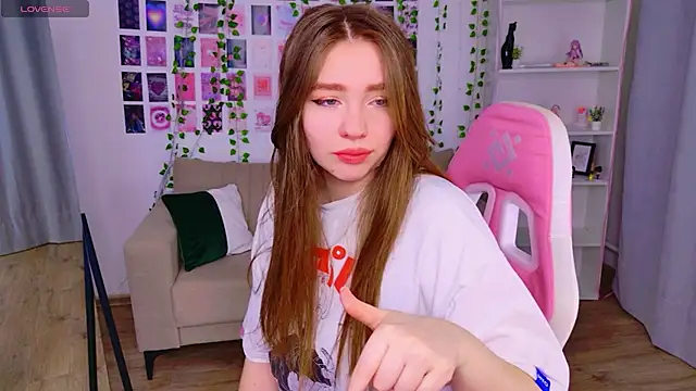 Snapshot of Moon__Bunny chatting on March 2026 01:38:01 PM Moon Bunny online show from March 2026 01:38:01 PM