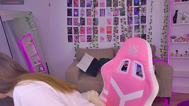 Snapshot of Moon__Bunny chatting on April 2026 03:19:02 PM Moon Bunny online show from April 2026 03:19:02 PM