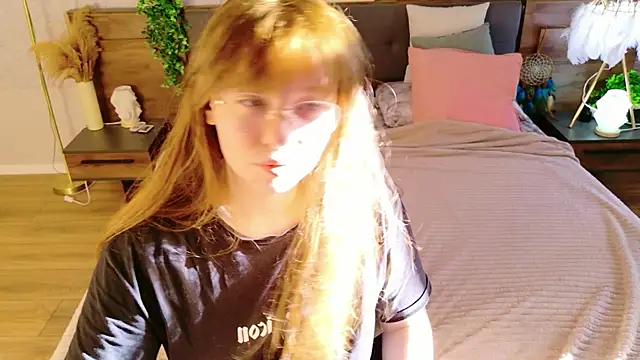 Moon  Bunny online show from May 2026 03:21:02 PM