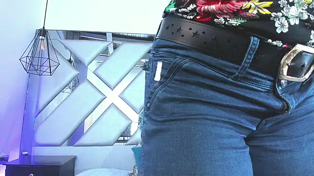 Snapshot of Lorenn_Hill chatting on November 2025 01:32:02 PM Lorenn Hill online show from November 2025 01:32:02 PM