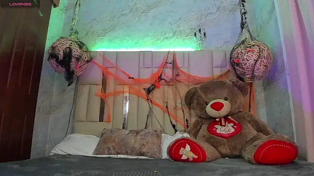 NikkyyRed online show from November 2025 04:25:02 AM