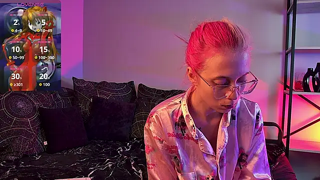 Snapshot of SakuraBliss chatting on October 2025 04:27:01 PM SakuraBliss online show from October 2025 04:27:01 PM