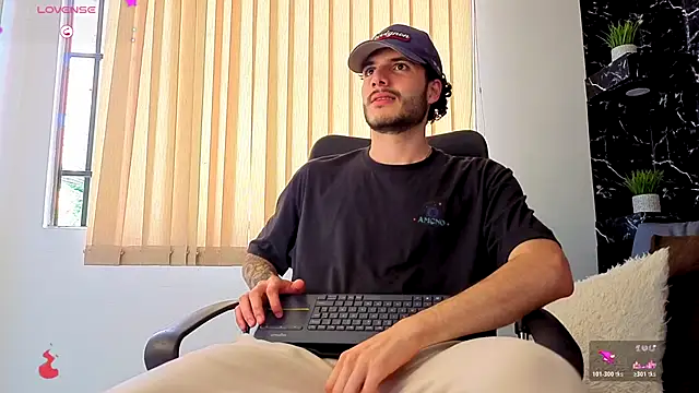 Snapshot of Rafael_Mendezz chatting on November 2025 08:12:01 PM Rafael Mendezz online show from November 2025 08:12:01 PM