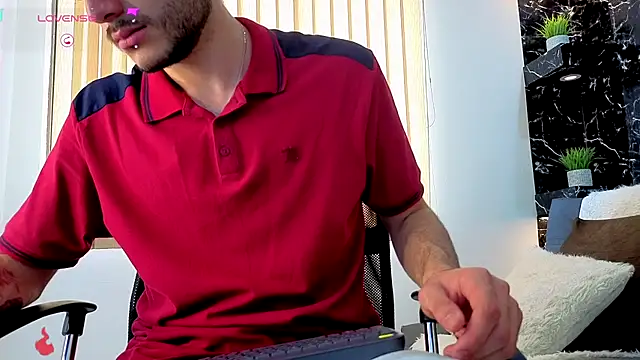 Snapshot of Rafael_Mendezz chatting on December 2025 08:28:02 PM Rafael Mendezz online show from December 2025 08:28:02 PM