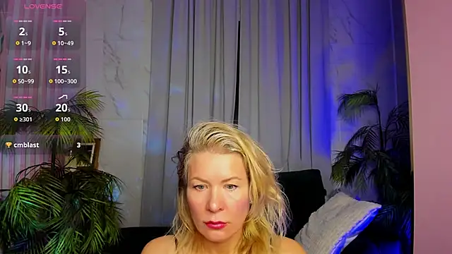 Julia Giulia online show from March 2026 08:26:33 AM