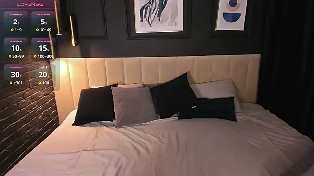 Julia Giulia online show from April 2026 02:44:01 PM