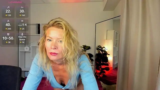 Julia Giulia online show from June 2026 10:03:01 PM
