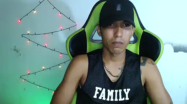 Snapshot of sensualduo chatting on December 2024 04:48:02 AM sensualduo online show from December 2024 04:48:02 AM