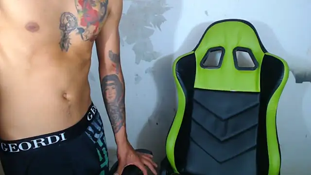 Snapshot of sensualduo chatting on March 2025 07:03:01 AM sensualduo online show from March 2025 07:03:01 AM