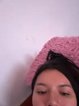 Snapshot of RoxanaBorns_ chatting on April 2026 03:06:01 PM RoxanaBorns online show from April 2026 03:06:01 PM