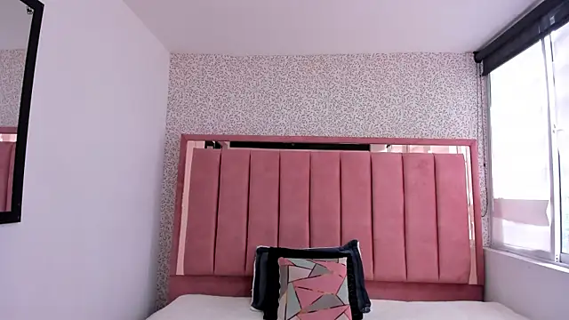 Hanna Lee   online show from October 2025 07:05:02 PM