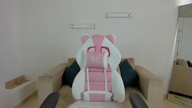 april smiith online show from November 2025 01:32:01 PM