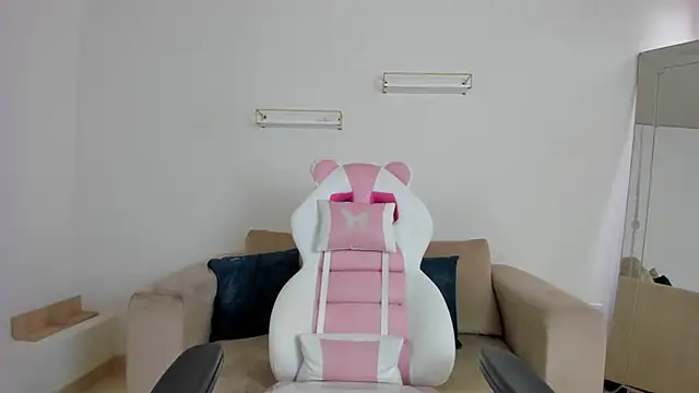 april smiith online show from November 2025 12:17:01 PM