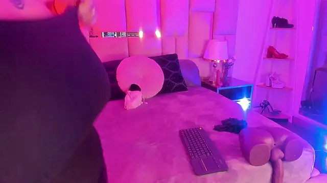 Violett Novoa online show from December 2025 12:14:02 PM