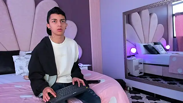 NickandAbby  online show from November 2025 12:16:02 PM