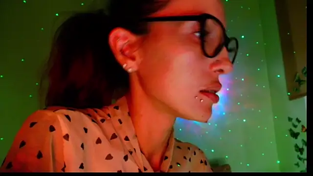 Snapshot of KiotoShine chatting on September 2025 06:40:01 PM KiotoShine online show from September 2025 06:40:01 PM