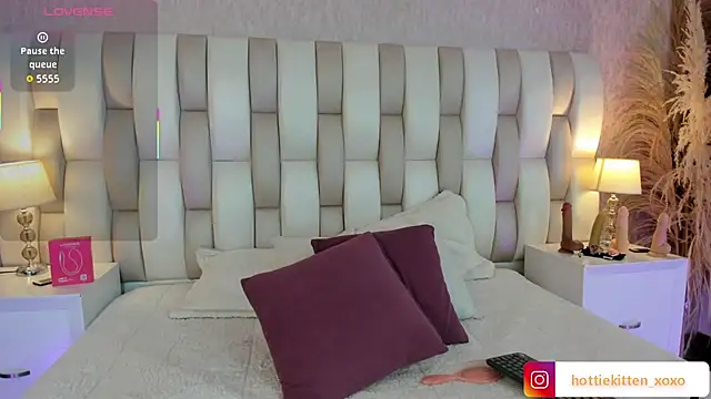 Viollet xoxo online show from February 2026 08:03:02 PM