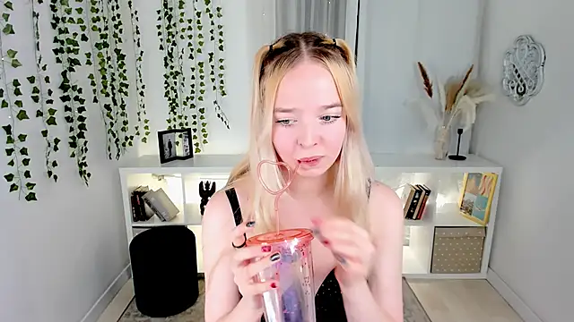 Snapshot of BellaMontgomery chatting on November 2025 09:39:02 PM BellaMontgomery online show from November 2025 09:39:02 PM