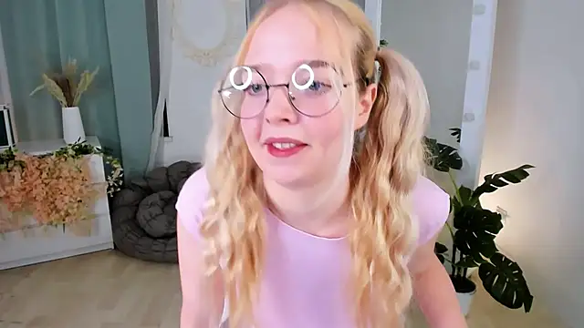 Snapshot of BellaMontgomery chatting on November 2025 10:21:02 PM BellaMontgomery online show from November 2025 10:21:02 PM