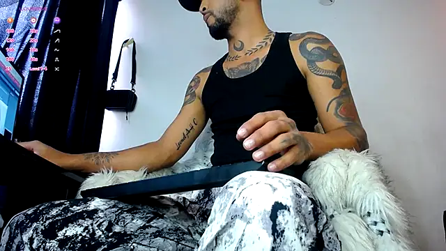 Snapshot of LickMyInk chatting on October 2025 01:44:01 PM LickMyInk online show from October 2025 01:44:01 PM