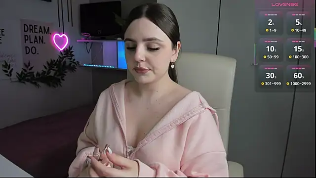 LiaWoow online show from October 2025 01:42:02 PM