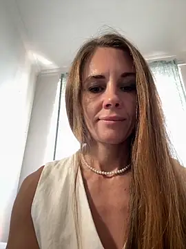 Snapshot of LucieMack chatting on September 2025 09:09:01 AM LucieMack online show from September 2025 09:09:01 AM