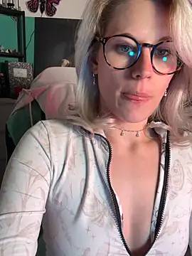 Snapshot of TheRealJessyLey chatting on May 2026 05:54:01 PM TheRealJessyLey online show from May 2026 05:54:01 PM