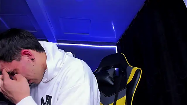 alexgiraldo   online show from October 2025 04:35:02 AM