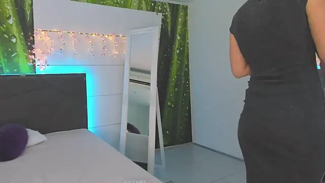 HollyTailors online show from September 2025 05:31:01 AM