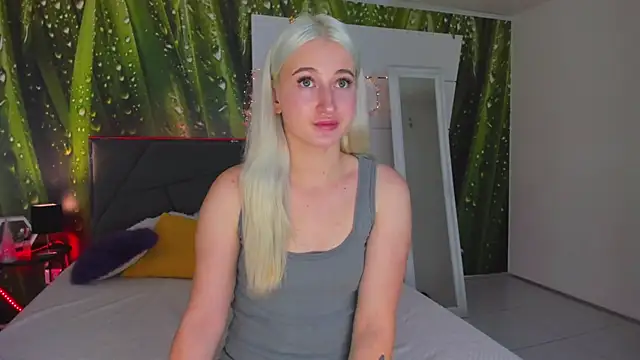 HollyTailors online show from October 2025 01:02:02 PM