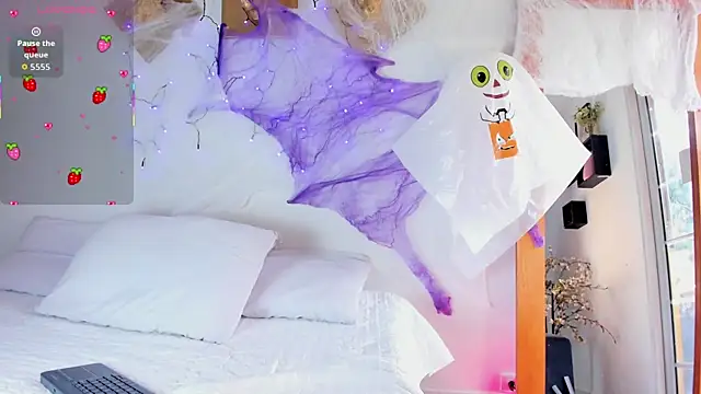 Snapshot of Aleexiiaa chatting on October 2025 12:45:02 PM Aleexiiaa online show from October 2025 12:45:02 PM