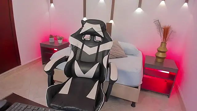 menny kiss online show from November 2025 02:23:01 AM