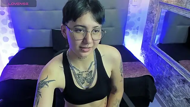 Snapshot of emahills__axelrose chatting on September 2025 08:33:01 PM emahills  axelrose online show from September 2025 08:33:01 PM