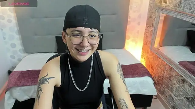 Snapshot of emahills__axelrose chatting on October 2025 11:12:02 PM emahills  axelrose online show from October 2025 11:12:02 PM