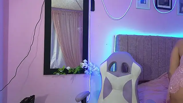 MiSofialeal online show from September 2025 07:39:01 PM