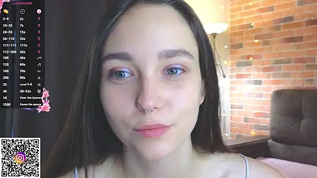 Snapshot of SoftieDream chatting on November 2025 06:22:01 AM SoftieDream online show from November 2025 06:22:01 AM