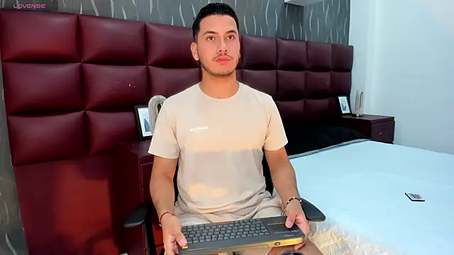 Snapshot of Axel_grey_ chatting on September 2025 01:33:02 PM Axel grey online show from September 2025 01:33:02 PM