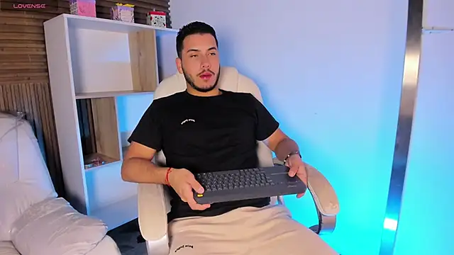 Snapshot of Axel_grey_ chatting on October 2025 12:24:02 PM Axel grey online show from October 2025 12:24:02 PM