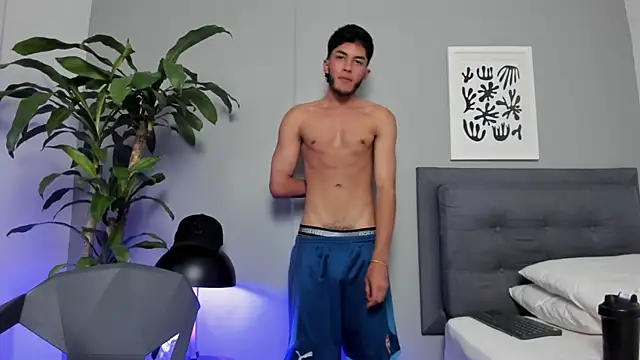 Snapshot of Tylerffoxx chatting on April 2026 08:25:02 PM Tylerffoxx online show from April 2026 08:25:02 PM