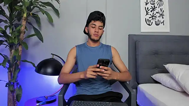 Snapshot of Tylerffoxx chatting on April 2026 08:48:01 PM Tylerffoxx online show from April 2026 08:48:01 PM