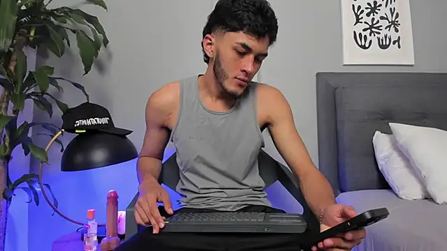 Tylerffoxx online show from June 2026 09:04:01 PM